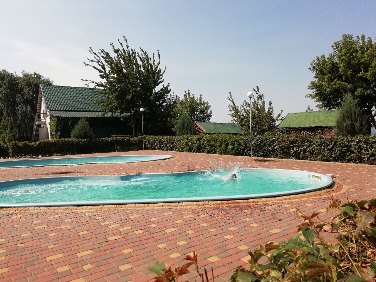 Професійна укладка тротуарної плитки біля басейну в Миколаєві